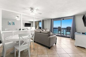 Flatskjerm-TV, DVD-spiller og kontorer