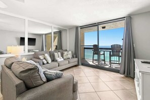 Flatskjerm-TV, DVD-spiller og kontorer