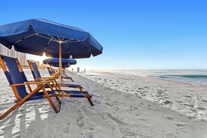 På stranden