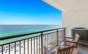 Een balkon met uitzicht op het strand en de oceaan.
