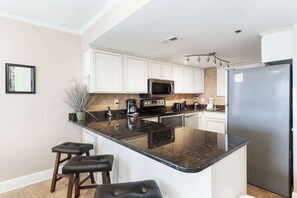 Fridge, microwave, oven, stovetop - SunDestin Resort Unit 1812 (Destin)