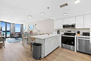 Geladeira, micro-ondas, fogão, cooktop