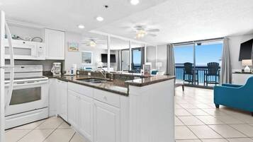 Réfrigérateur, micro-ondes, four, plaque de cuisson