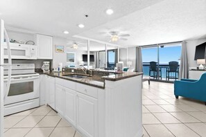 Fridge, microwave, oven, stovetop - SunDestin Resort Unit 1205 (Destin)