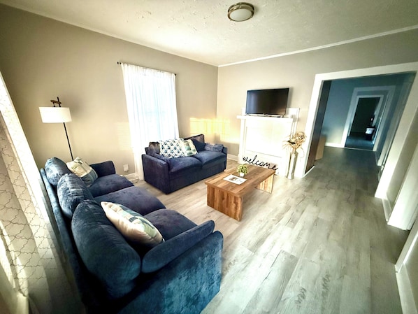 Smart TV - 3 Bedroom 2 Full Bath & Large Backyard (Goldsboro)