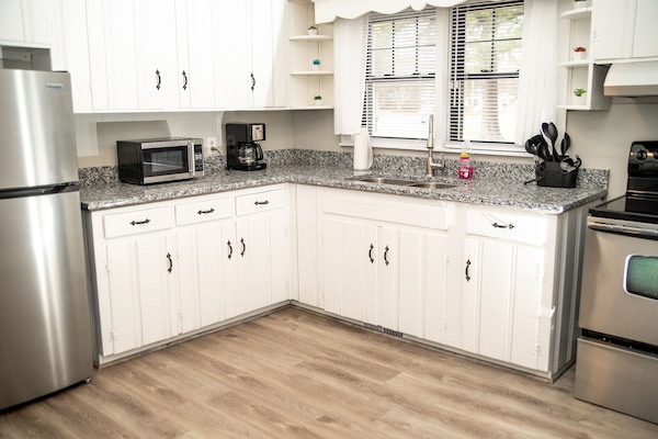 Frigorifero, microonde, forno, piano cottura