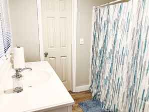 Suihkun ja ammeen yhdistelmä, hiustenkuivaaja, pyyhkeet, saippua