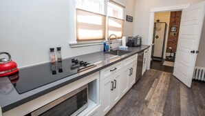 Großer Kühlschrank, Mikrowelle, Herdplatte, Geschirrspüler