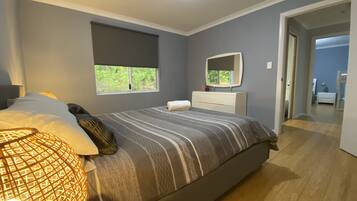 2 slaapkamers, een strijkplank/strijkijzer, reisbedje, gratis wifi