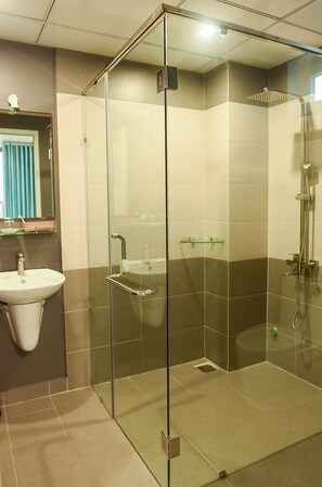 Classic Twin Room | Bathroom | Shower, hydromassage showerhead, free toiletries, slippers