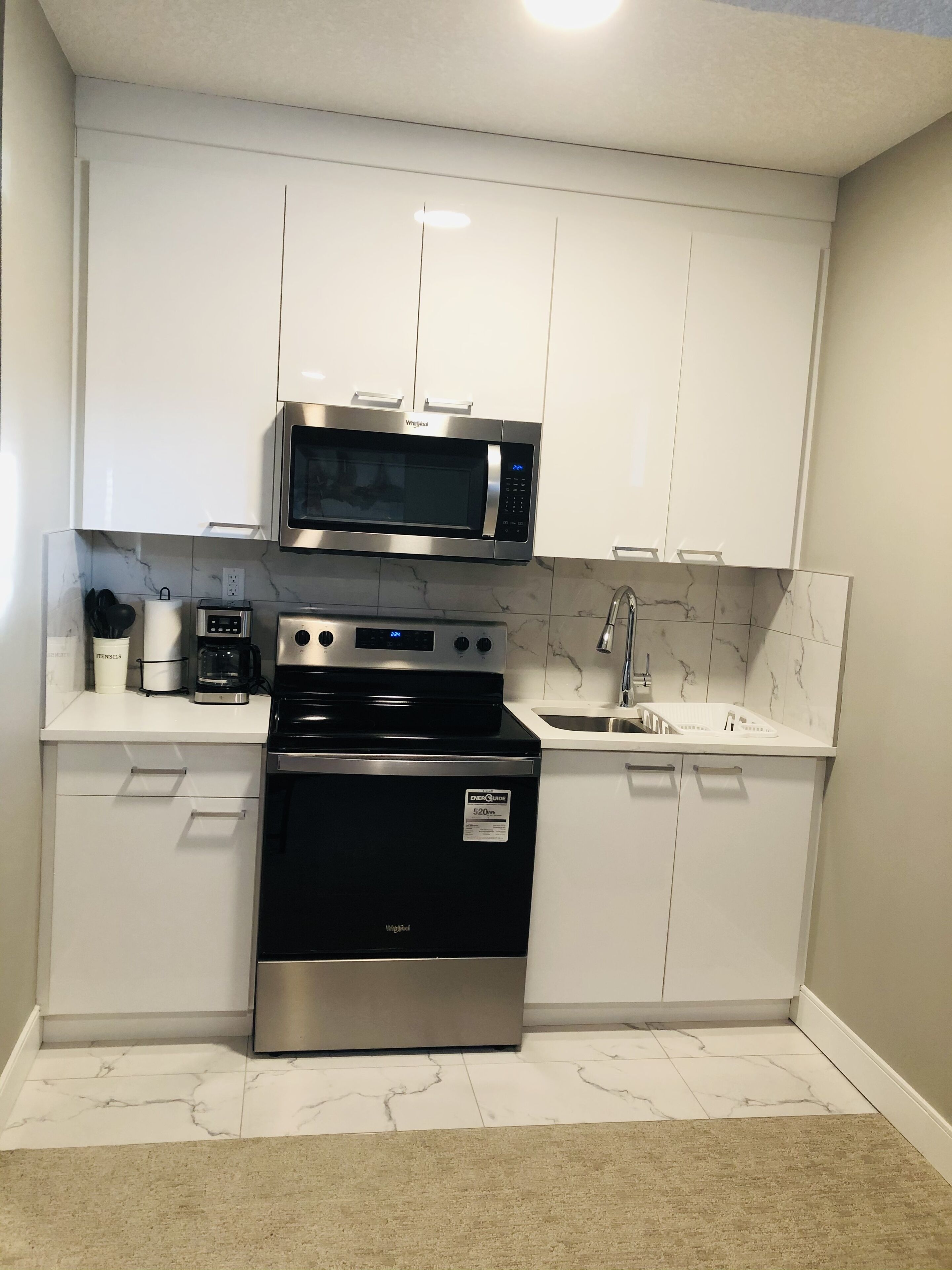 Kjøleskap, mikrobølgeovn, ovn og kokeplater