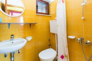 公寓 (Two-Bedroom Apartment) | 浴室 | 淋浴设施、吹风机、毛巾