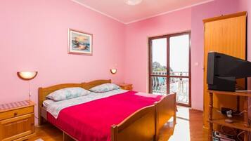 Apartment (One-Bedroom Apartment) | 3 bedrooms, iron/ironing board, free WiFi, bed sheets