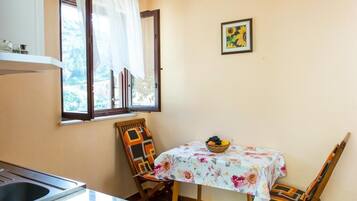 Apartment (One-Bedroom Apartment) | In-room dining