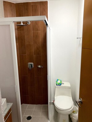 シャワー、タオル、石鹸、シャンプー