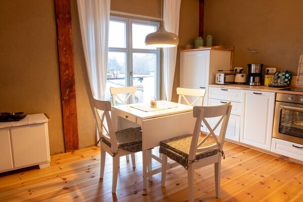 Fridge, oven, dishwasher, coffee/tea maker
