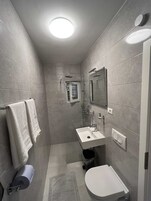 Quarto casal (Economy Double Room) | Banheiro | Toalhas de banho