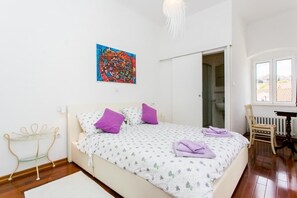 อพาร์ทเมนท์ (Two-Bedroom Apartment with Terrace) | 2 ห้องนอน, เตารีด/โต๊ะรีดผ้า, เปล/เตียงเด็กอ่อน, ผ้าปูที่นอน