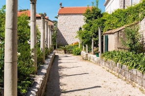 Appartement (Two-Bedroom Apartment with Terrace) | Jardin