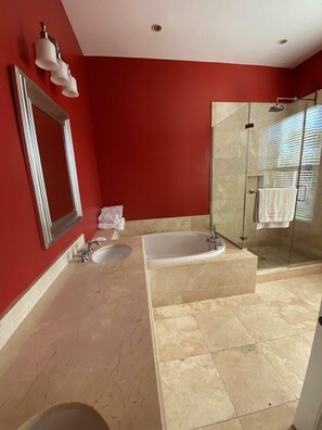Badewanne, Haartrockner, Handtücher, Seife