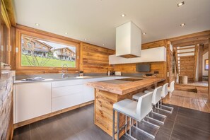 Kühlschrank, Geschirrspüler, Wasserkocher mit Kaffee-/Teezubehör