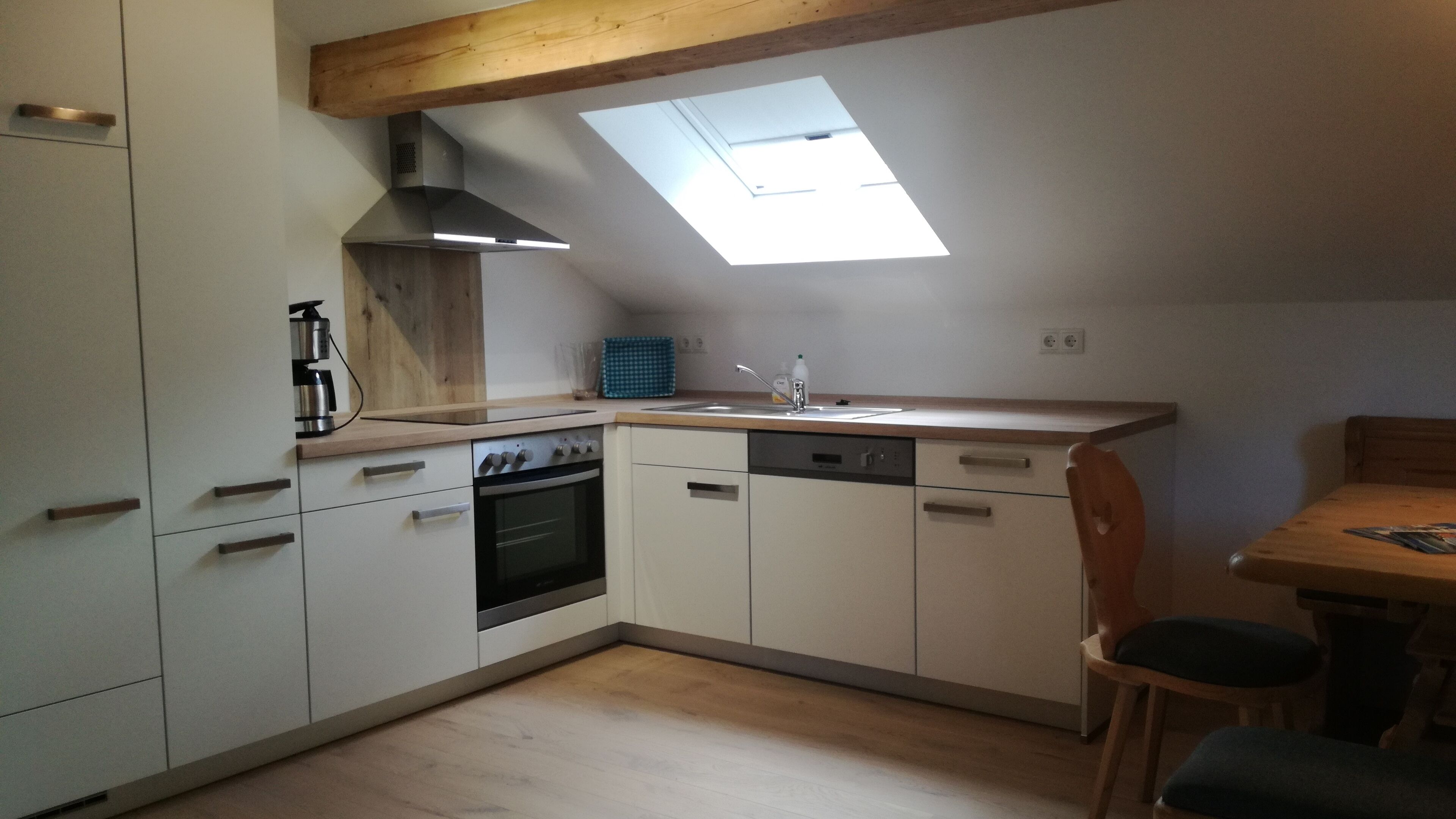 Een koelkast, een oven, een kookplaat, een vaatwasser