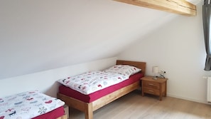 2 chambres, bureau, fer et planche à repasser, lit de bébé portatif