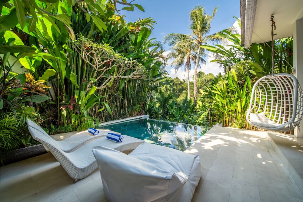 Romantic Jungle Villa, 1 BR, Ubud With Staff