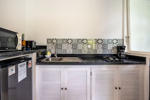 Micro-ondes, cafetiÚre/bouilloire, bouilloire électrique, grille-pain