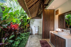 Shower, towels - Luxury Jungle Villa, 3 BR, Ubud With Staff (Ubud)