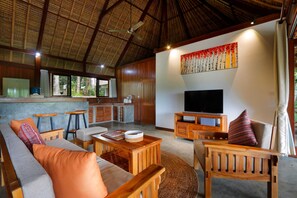 Living room - Jungle Wooden Villa, 3 BR, Ubud With Staff (Ubud)