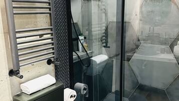 Apartment Loft, 4 pax | Baño | Ducha, cabezal de ducha tipo lluvia, secador de pelo y toallas