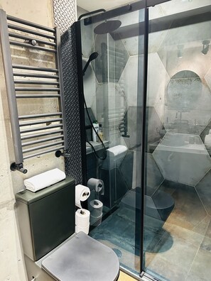 Apartment Loft, 4 pax | Salle de bain | Douche, douche à « effet pluie », sèche-cheveux, serviettes fournies