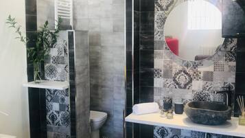 Studio confort Cuenca | Baño | Ducha, cabezal de ducha tipo lluvia, secador de pelo y toallas