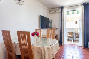 公寓 (Two Bedroom Apartment with Balcony) | 餐廳