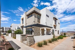 Exterior - Attitude Adjustment Retreat: Desert Color Lagoon + Beaches (St. George)