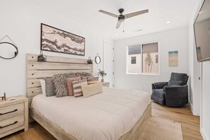 6 bedrooms, desk, iron/ironing board, travel cot