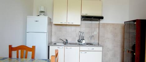 Geladeira, cooktop, cafeteira/chaleira