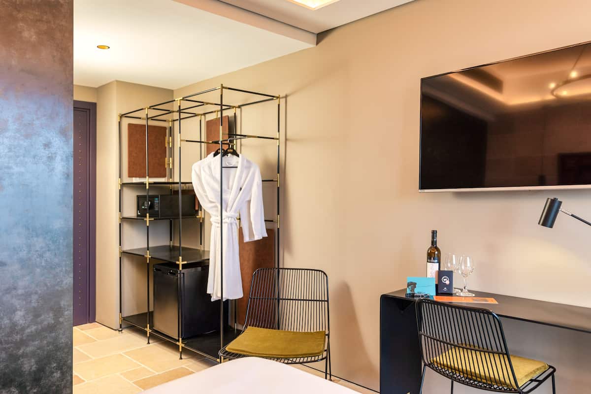 Minibar, coffres-forts dans les chambres, bureau