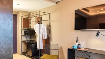 Minibar, caja de seguridad en la habitación y escritorio