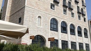 Un edificio de varios pisos con el nombre 'Brown JLM' visible en la fachada.