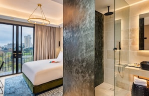 Deluxe Room with Balcony | Minibar, Zimmersafe, Schreibtisch, laptopgeeigneter Arbeitsplatz