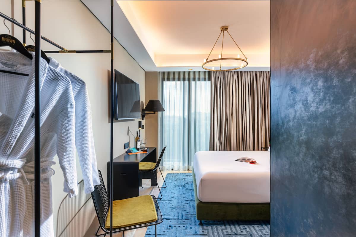 Minibar, coffres-forts dans les chambres, bureau