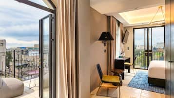 Deluxe Room with Balcony | Minibar, in-room safe, desk, laptop workspace