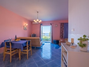 Leilighet (1Bedroom Apt,Balcony,Sea View) | Spiseområde på rommet