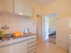 Apartemen (1Bedroom Apt,Balcony,Garden View) | Dapur pribadi | Lemari es