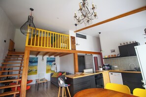 Fridge, microwave, oven, stovetop - Maisonette Avec Jardin En Centre Ville (Crozon)