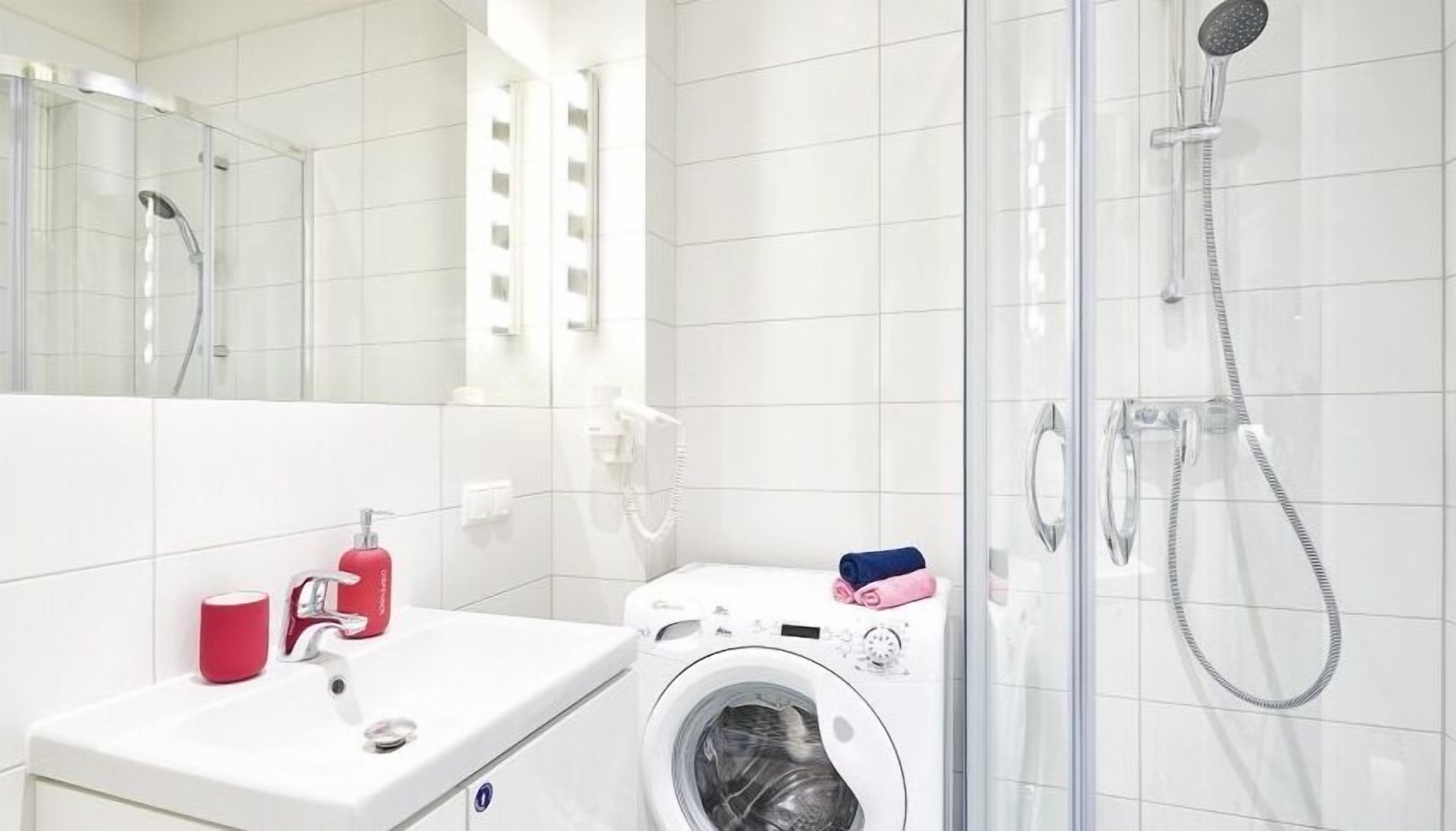 Regadera, regadera tipo lluvia, secadora de cabello, jabón 