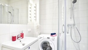 Shower, rainfall showerhead, hair dryer, soap - P&O Apartments TRITRON PARK - Grójecka (Warsaw)