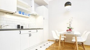 Fridge, microwave, stovetop, cookware/dishes/utensils - P&O Apartments TRITRON PARK - Grójecka (Warsaw)